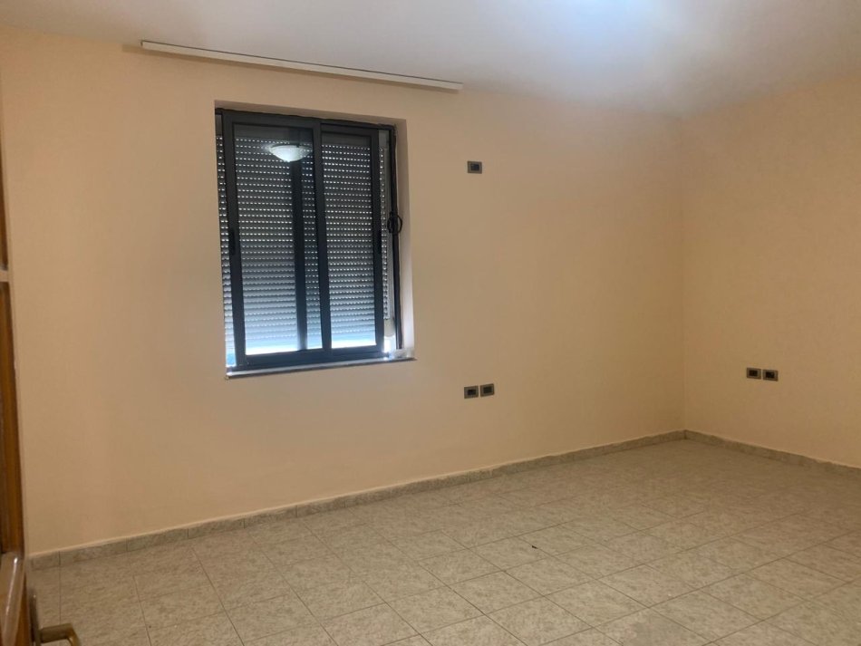 Tirane, jepet me qera zyre Kati 1, 62 m² 500 € (Sabaudin Gabrani , 21 Dhjetori)
