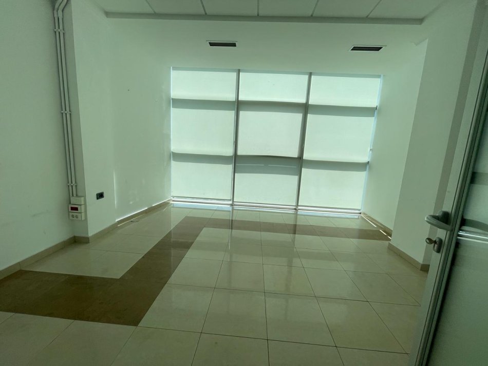 Qera, Ambient, Rruga Bardhyl, Tiranë - 1690€ | 141m²