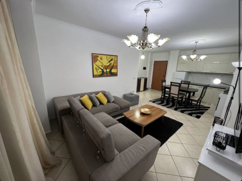 Tirane, jepet me qera apartament 2+1+Ballkon Kati 4, 600 € 