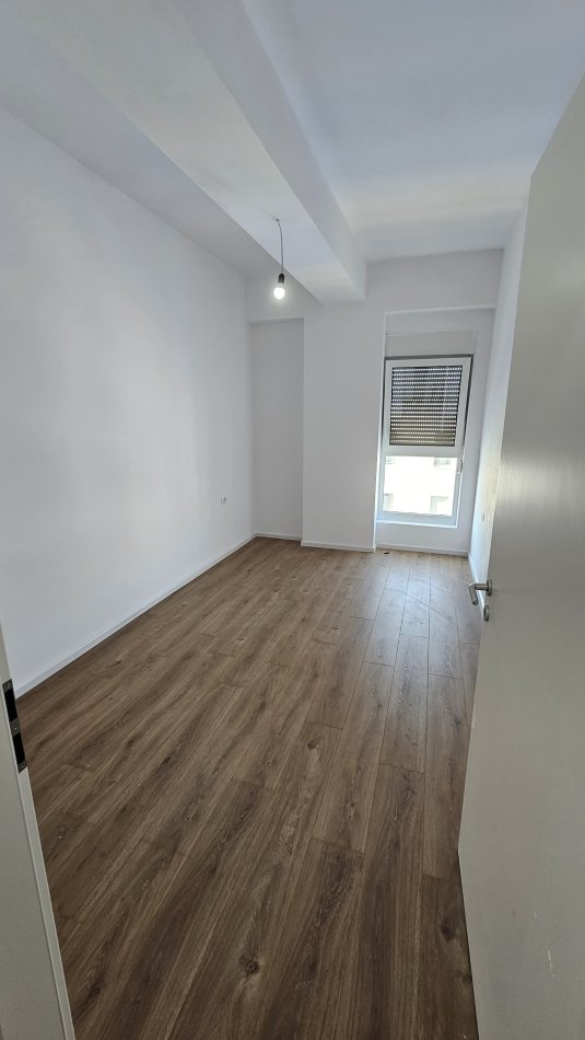Tirane, jepet me qera apartament 2+1 , 90 m² 350 € (Ali Demi)