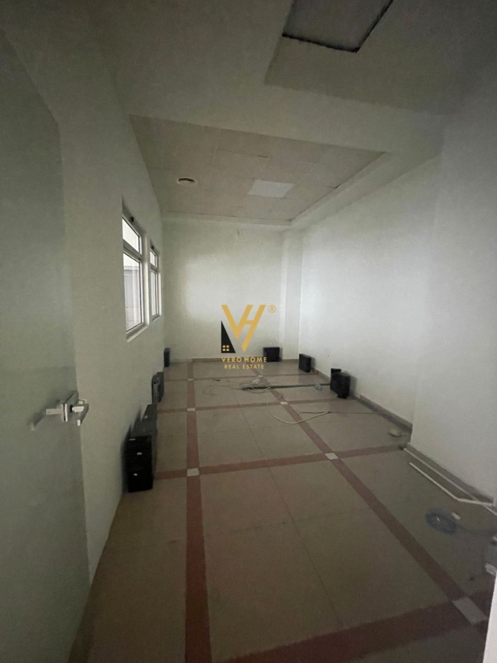 Tirane, jepet me qera ambjent biznesi Kati 1, 400 m² 2.700 € (SELITE)