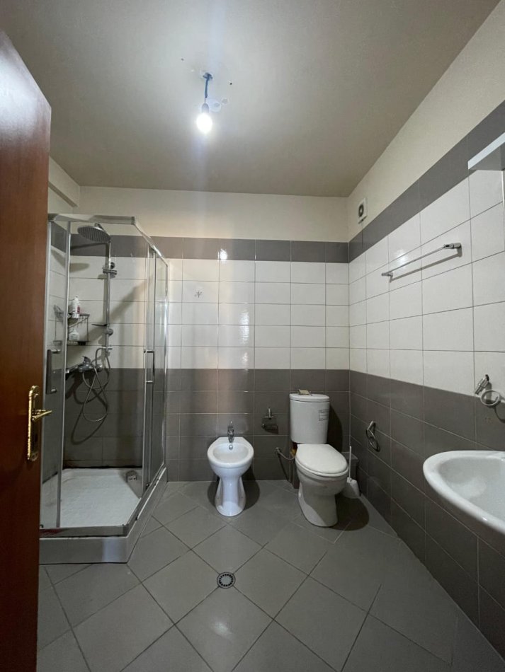 Tirane, jepet me qera apartament 2+1 Kati 8, 100 m² 147.000 € (rruga Loni Ligori)