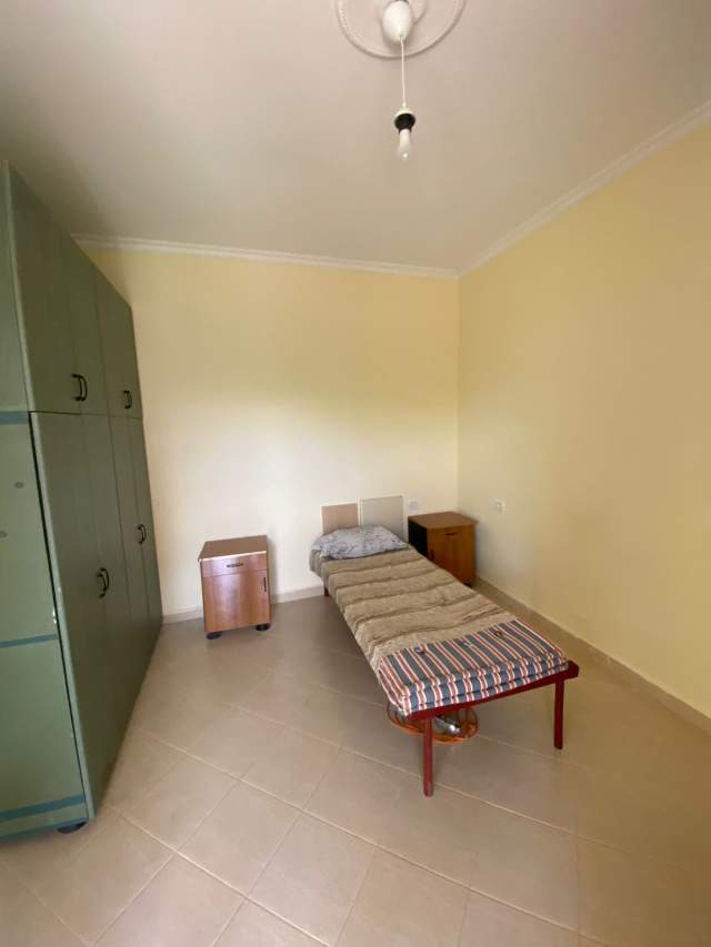Tirane, jepet me qera apartament 2+1+BLK Kati 2, 90 m² 30.000 Leke (Rruga e Bunkartit)