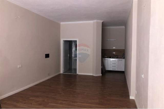 Tirane, jepet me qera zyre 38 m² 350 Euro (Komuna e Parisit)