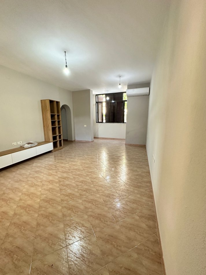 Tirane, jepet me qera Vile 3 Katshe, , 350 m² 900 € 