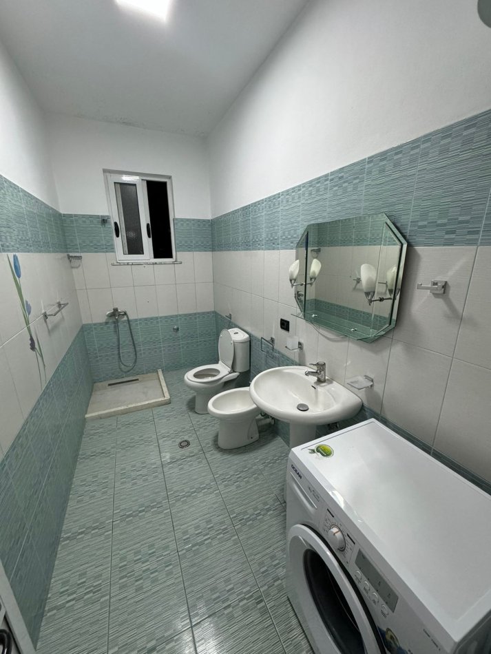 Tirane, jepet me qera apartament 1+1+Ballkon Kati 4, 75 m² 500 € (Rruga 5 Maji , prapa concord center)
