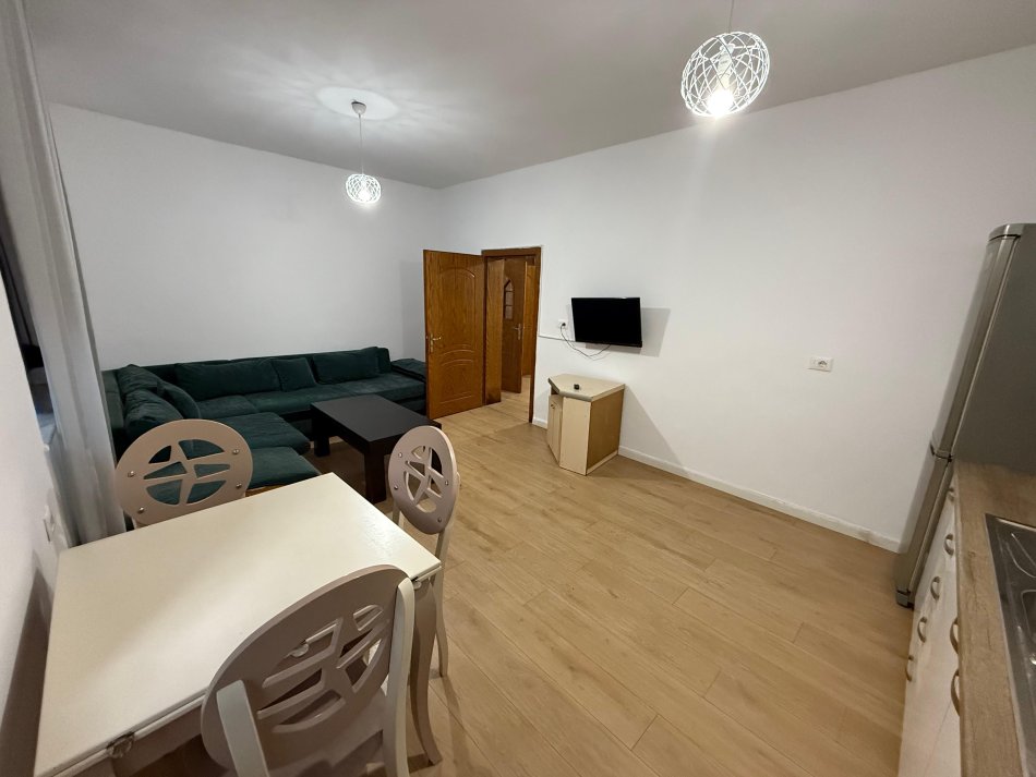 Tirane, jepet me qera apartament 2+1 Kati 1, 70 m² 400 € (selit)