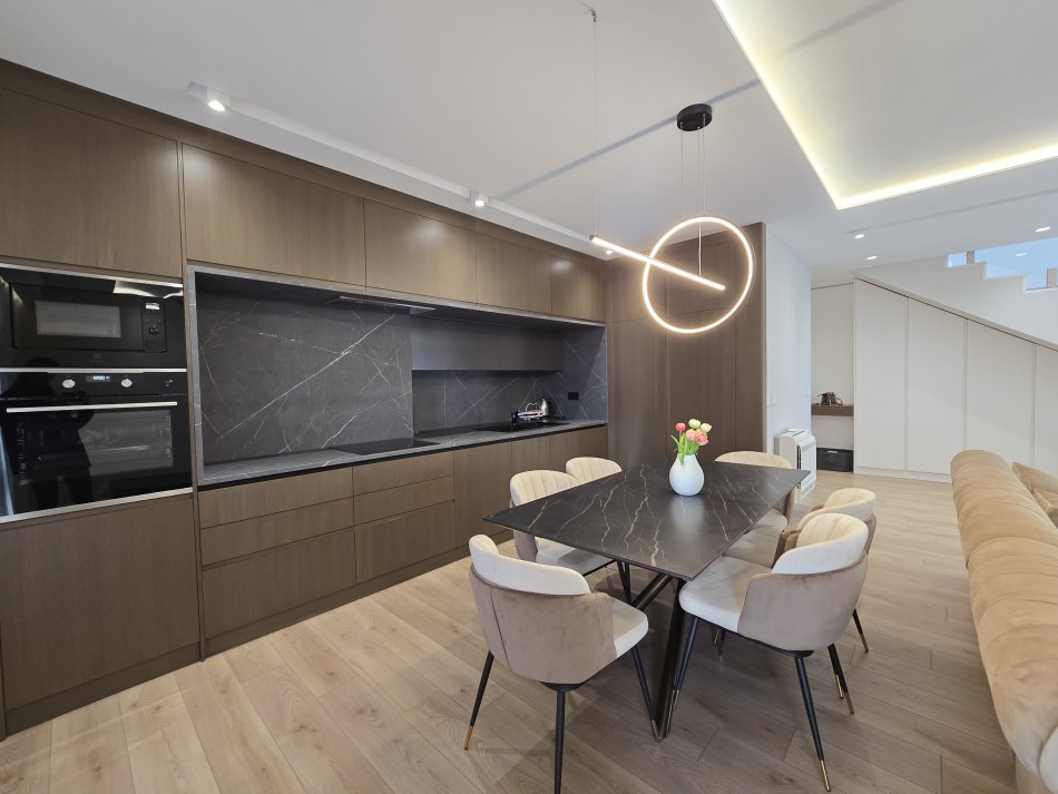 Tirane, jepet me qera apartament 2+1+Ballkon Kati 13, 184 m² 1.600 € (Rruga e Kavajës)