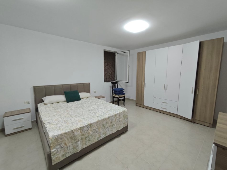 Tirane, jepet me qera shtepi 2+1+Ballkon Kati 1, 85 m² 350 € (Ne fund te rruges Jordan Misja , prane shinave te trenit)
