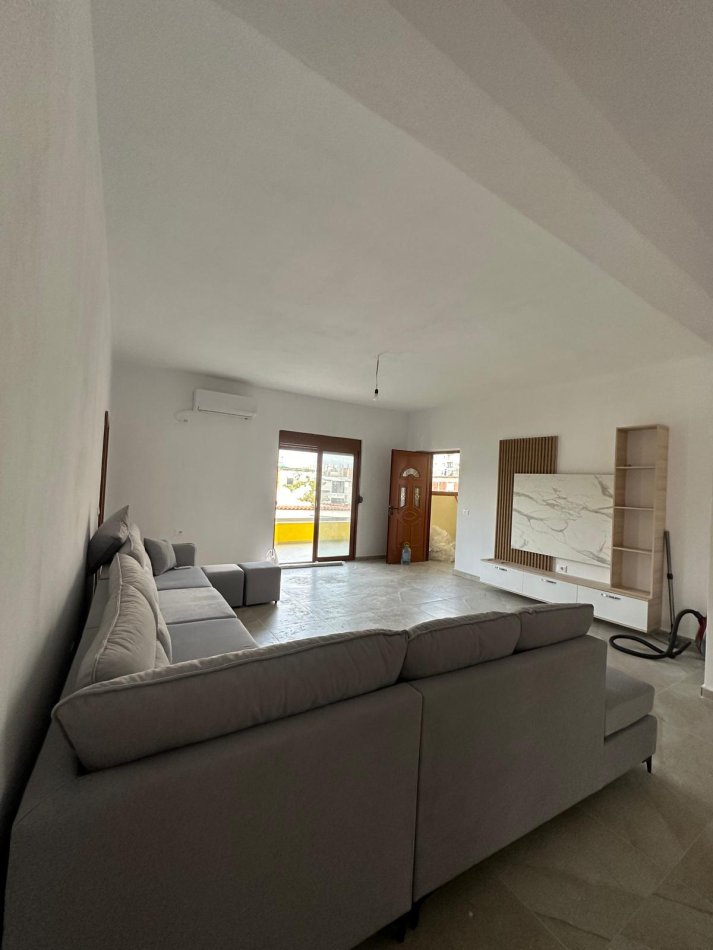 Tirane, jepet me qera apartament 3+1 Kati 3, 600 m² 600 € (Astir)