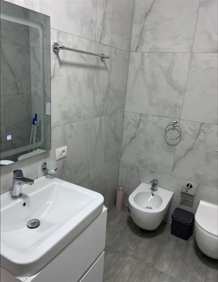 Tirane, jepet me qera apartament 1+1+Ballkon Kati 2, 65 m² 55 € (21 Dhjetori kompleksi Magnet.)