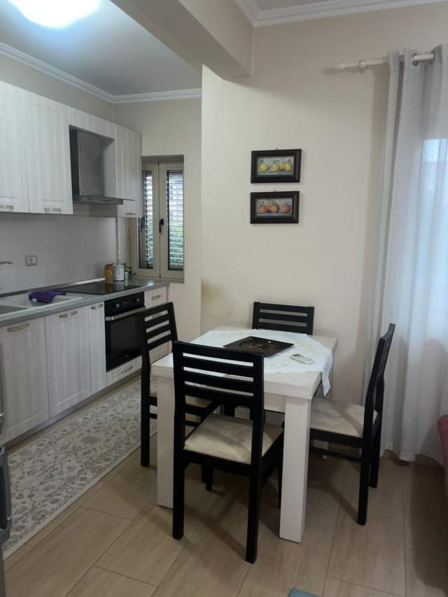 Tirane, jepet me qera apartament 2+1 Kati 3, 90 m² 600 Euro (rruga Fortuzi)