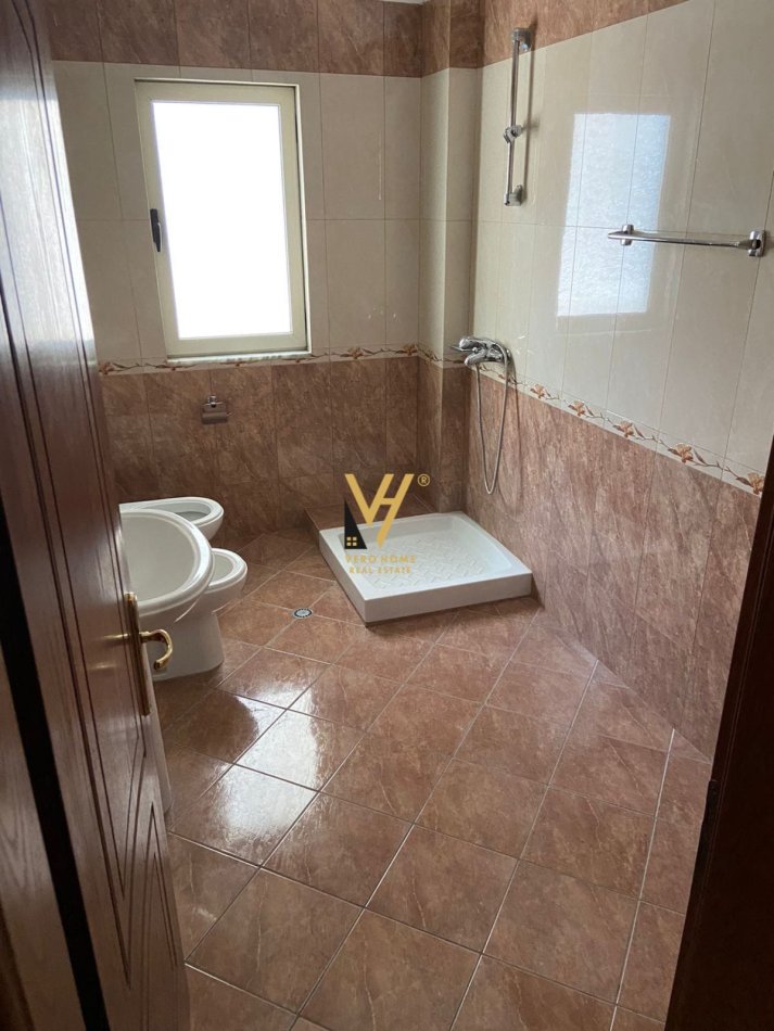 Tirane, jepet me qera zyre Kati 2, 230 m² 850 € (SELITE)