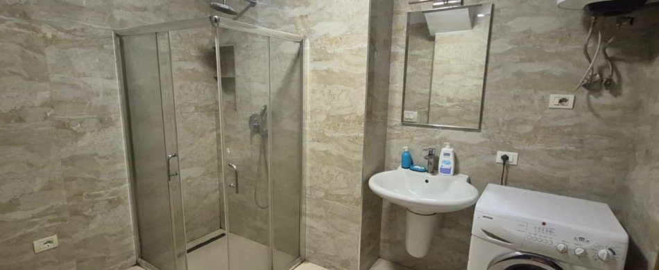 Tirane, jepet me qera apartament 2+1+Ballkon Kati 5, 700 € (Mbrapa universitetit europian)