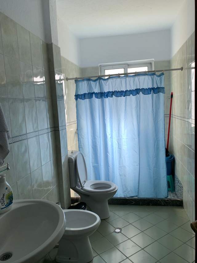 Tirane, jepet me qera apartament 1+1+BLK Kati 9, 62 m² 350 Euro (Ish Ambasada Jugosllave)