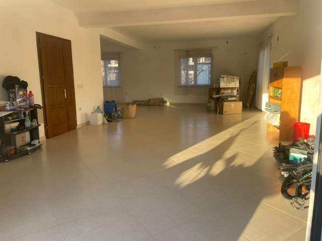 Tirane, jepet me qera magazine Kati 0, 107 m² 500 Euro (TEG)