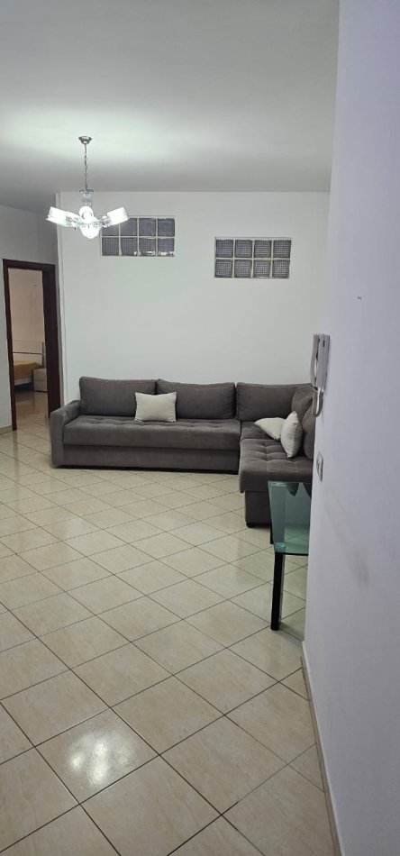 Tirane, jepet me qera apartament 2+1 Kati 3, 90 m² 550 € (QENDER)