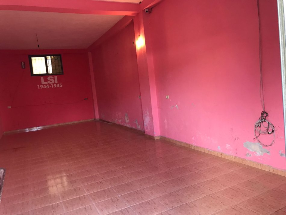 Tirane, jepet me qera dyqan Kati 0, 48 m² 250 € (ne rrugen Jashar Erebara Tirane.)