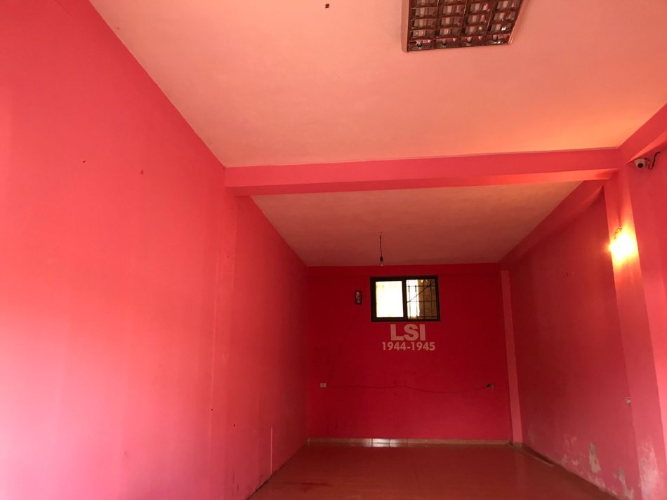 Tirane, jepet me qera dyqan Kati 0, 48 m² 250 € (ne rrugen Jashar Erebara Tirane.)