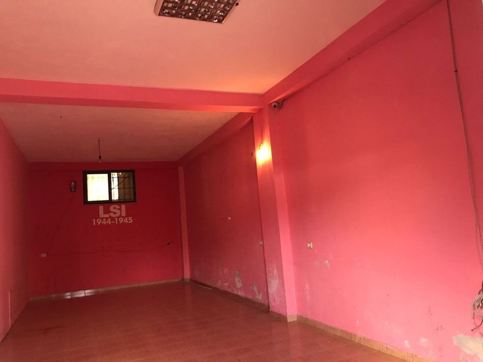 Tirane, jepet me qera dyqan Kati 0, 48 m² 250 € (ne rrugen Jashar Erebara Tirane.)