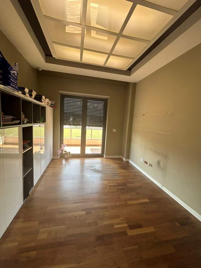 Tirane, jepet me qera zyre Kati 5, 140 m² 1.300 Euro ne Ring Center