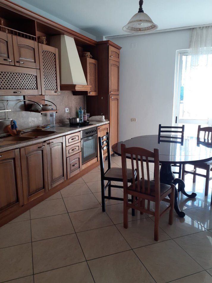 Tirane, jepet me qera shtepi 2+1+Ballkon Kati 1, 120 m² 350 € (Kinostudio rr. Aleksander Mojsiu)