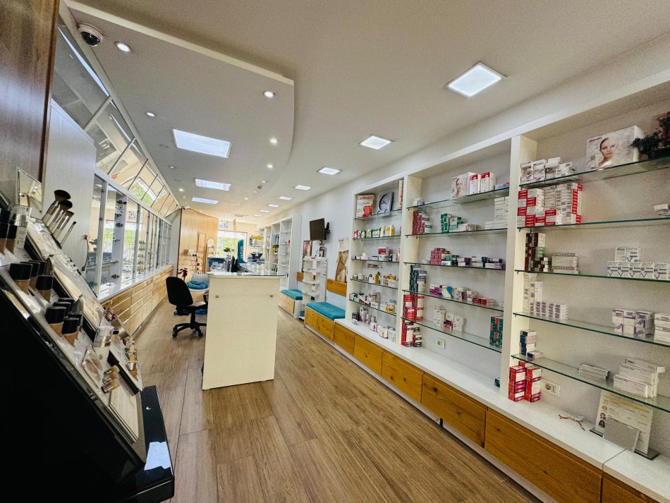 Tirane, jepet me qera ambjent biznesi Kati 0, 65 m² 650 € (Oxhaku)