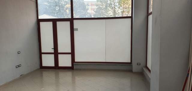 Tirane, jepet me qera dyqan Kati 0, 38 m² 30.000 Leke (Zonja Curre)