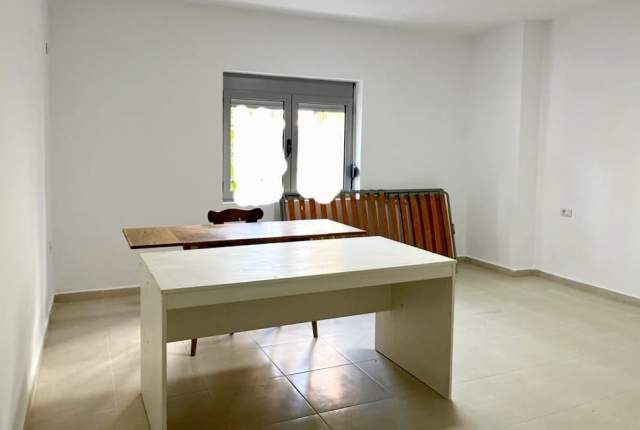 Tirane, jepet me qera ambjent biznesi Kati 2, 86 m² 450 Euro (Mihal Grameno)