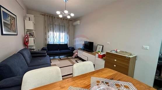 Tirane, shitet apartament 1+1+A Kati 3, 50 m² Te selvia ne Qender