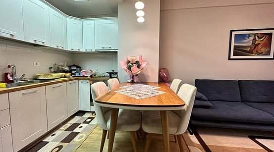 Tirane, shitet apartament 1+1+A Kati 3, 50 m² Te selvia ne Qender