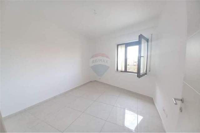 Tirane, jepet me qera apartament Kati 4, 117 m² 600 Euro (Bulevardi Zogu I)
