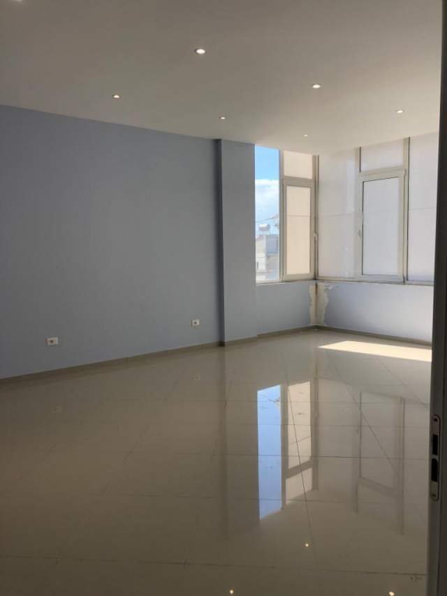 Durres, jepet me qera ambjent biznesi Kati 2, 259 m² 1.000 Euro (Rruga e Vollgave)