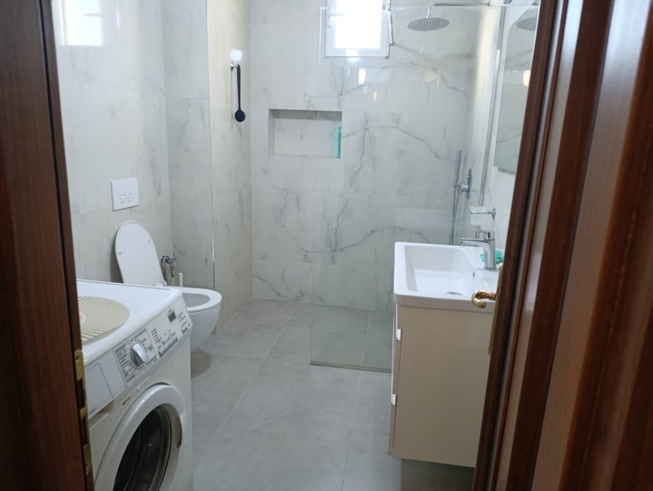Tirane, jepet me qera apartament 2+1+Aneks Kati 8, 100 m² 600 € (Rruga Kavajes,prane Proper Pizza)