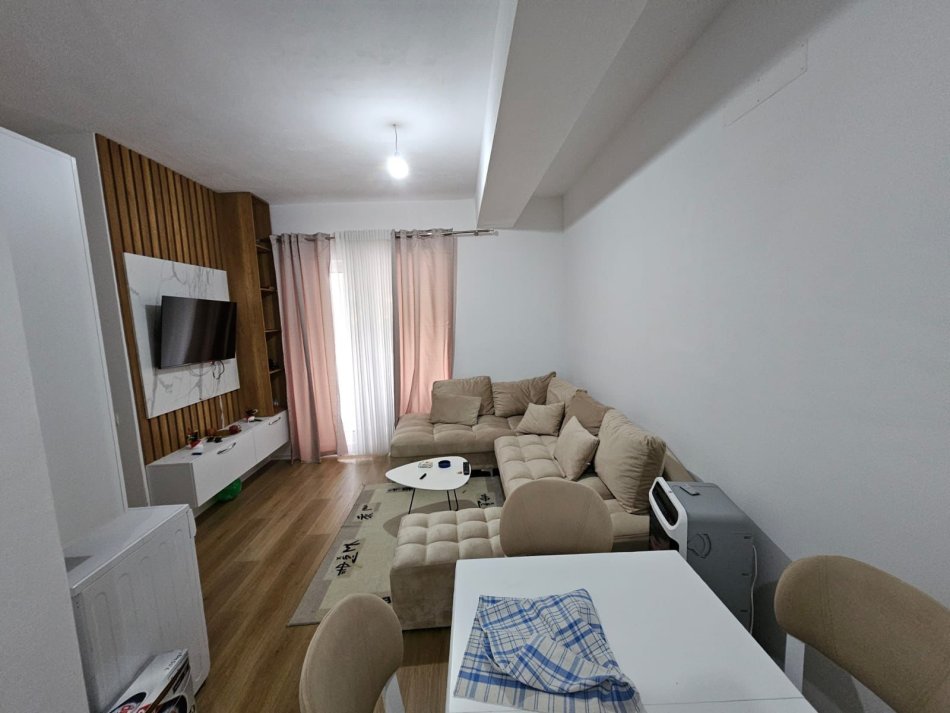 Tirane, jepet me qera apartament 2+1 Kati 0, 90 m² 450 € (kompleksi kaimi)