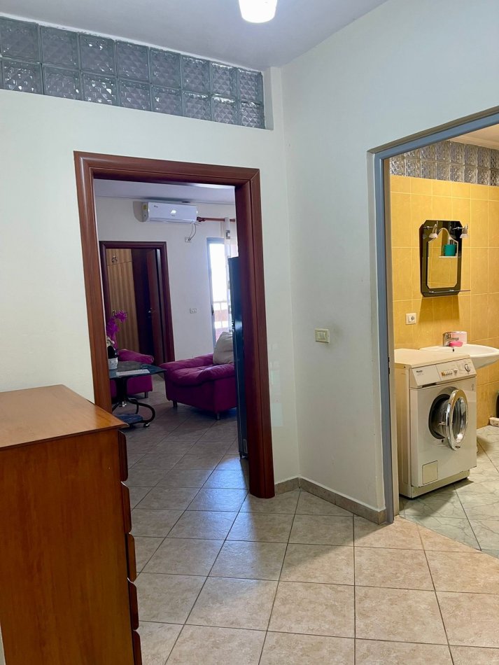 Tirane, jepet me qera apartament 1+1+Ballkon Kati 3, 60 m² 430 € (Globe , Perball Delijorgjit)