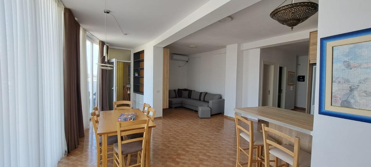 Penthouse në shitje, Liqeni i Thatë