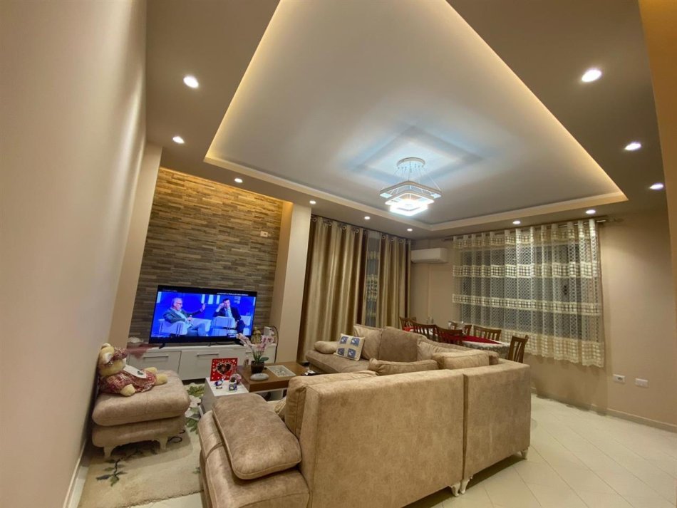 Tirane, jepet me qera apartament 2+1+Ballkon Kati 3, 117 m² 550 € (Fresk ,prane Restorant Fresku)