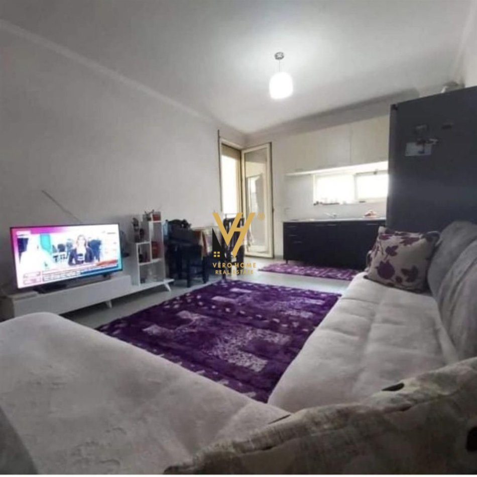 Tirane, jepet me qera apartament 2+1+Ballkon Kati 3, 85 m² 700 € (QENDRA KRISTAL)