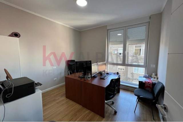 Tirane, jepet me qera apartament 3+1 Kati 3, 122 m² 1.000 Euro (Zyre per qira tek 21 dhjetori)
