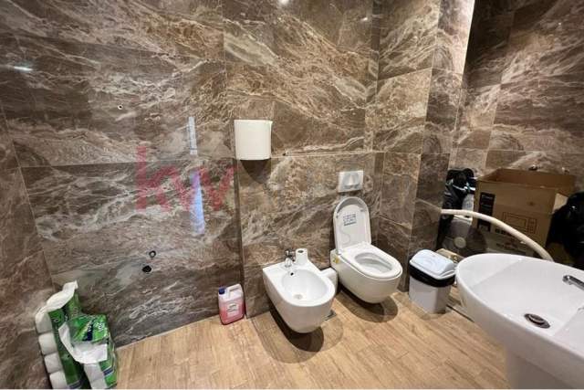 Tirane, jepet me qera apartament 3+1 Kati 3, 122 m² 1.000 Euro (Zyre per qira tek 21 dhjetori)