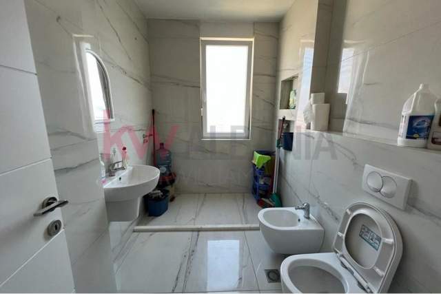 Tirane, jepet me qera apartament 3+1 Kati 3, 122 m² 1.000 Euro (Zyre per qira tek 21 dhjetori)
