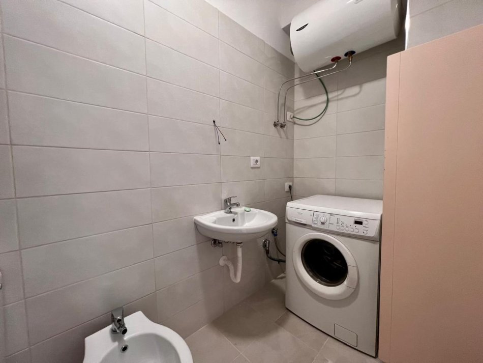 Tirane, jepet me qera apartament 1+1 Kati 2, 110 m² 450 € (5 maji)