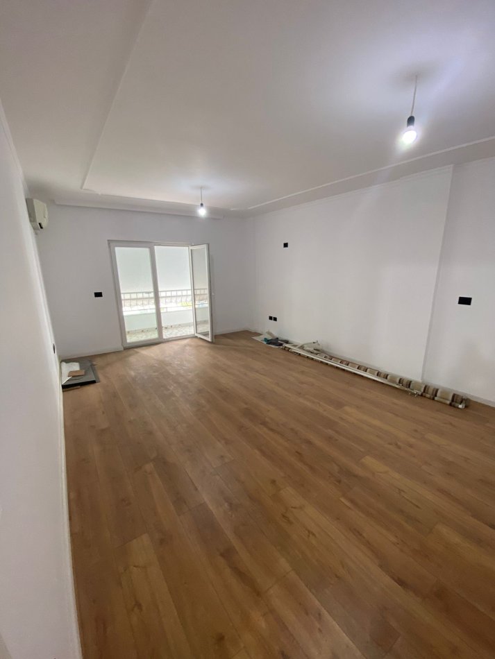Tirane, shitet apartament 2+1+Ballkon Kati 3, 87 m² 165.000 € (Rruga e Kavajes, Ish Parku)
