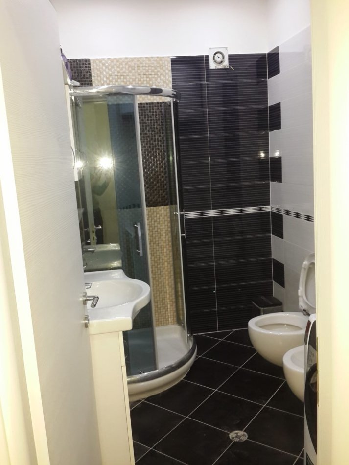 Tirane, jepet me qera apartament 1+1+Aneks+Ballkon Kati 8, 66 m² 450 € (astir)