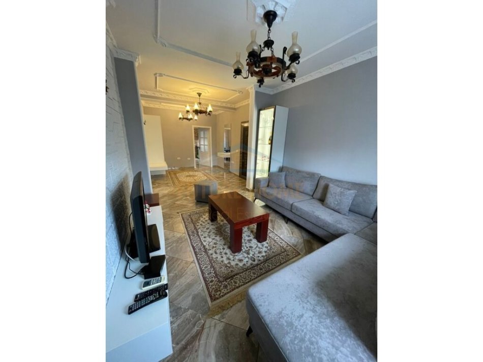 Tirane, jepet me qera apartament 2+1+Aneks+Ballkon Kati 3, 91 m² 1.000 € (Bllok)