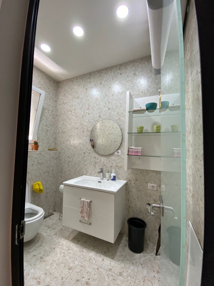 Tirane, jepet me qera ambjent biznesi Kati 2, 70 m² 800 € (rruga e kavajes)