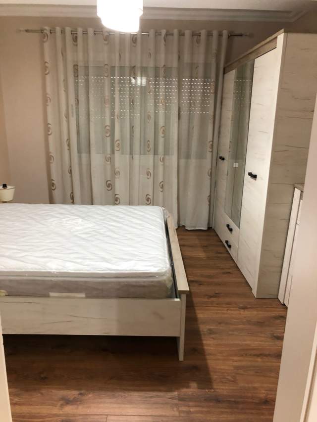 Tirane, jepet me qera apartament 1+1 Kati 3, 60 m² 450 Euro (Komuna e Parisit)