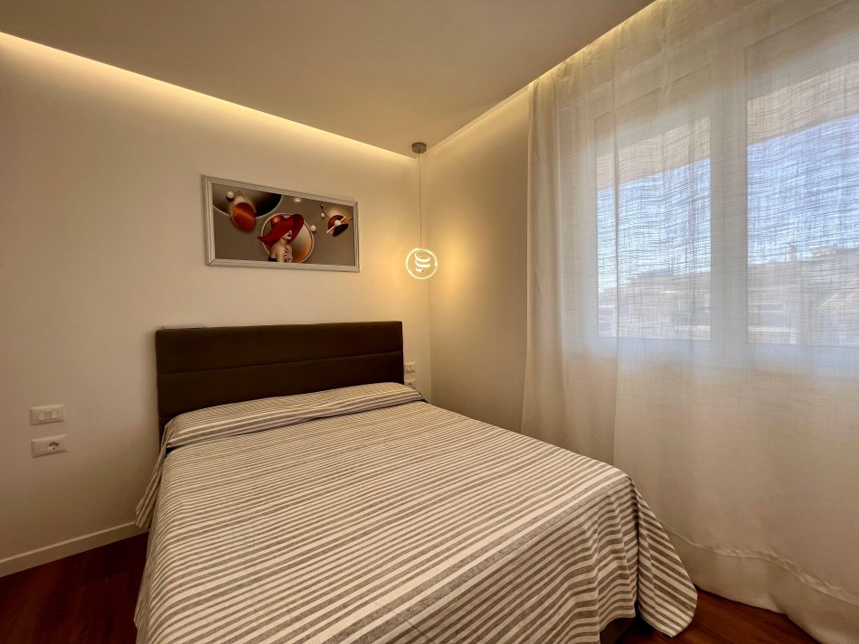 Tirane, jepet me qera apartament 2+1 Kati 7, 110 m² 1.000 € (Pazari i Ri)
