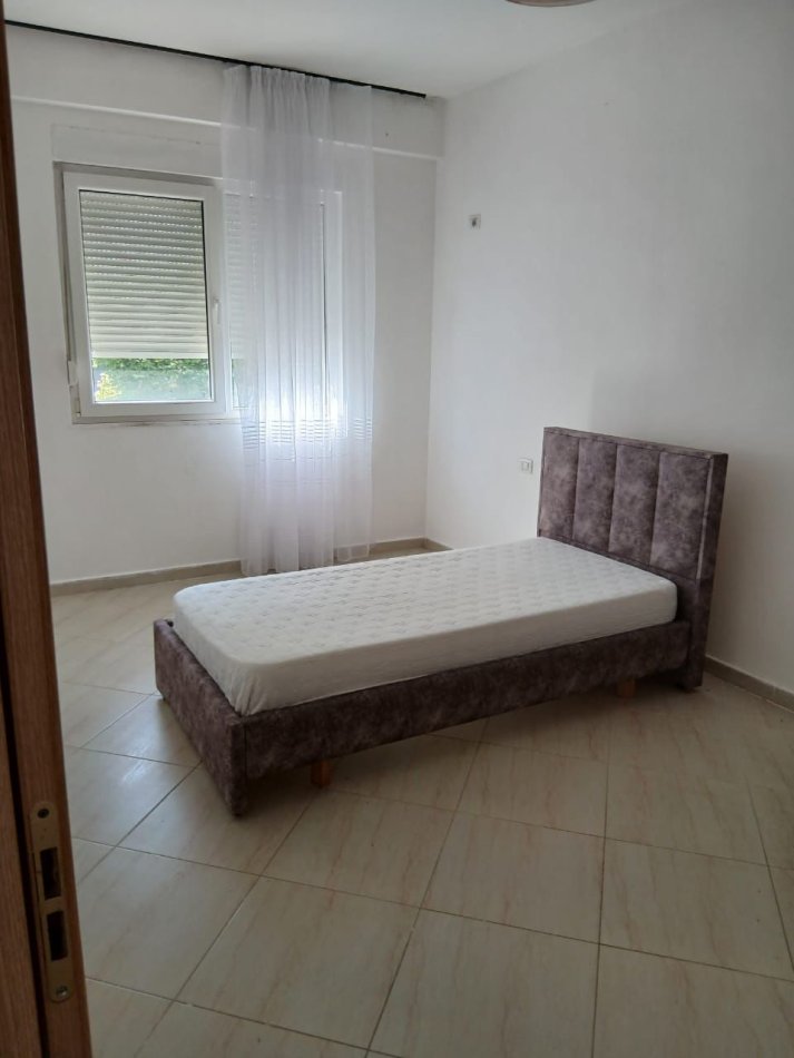 Tirane, jepet me qera apartament 2+1 Kati 3, 90 m² 550 € (liqeni i thate)
